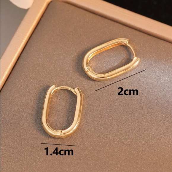 Beautiful Minimalist Hoop Earrings Gold 🤍 - Picture 6 of 6